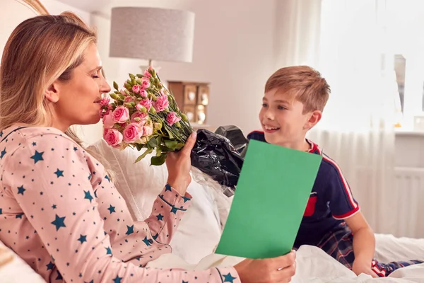 Hijo Amoroso Madre Sorprendente Cama Con Flores Tarjeta Casera Cumpleaños —  Fotos de Stock