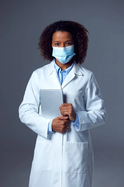 Studio Portrait Female Doctor Lab Coat Wearing Face Mask Holding — Stock Photo, Image