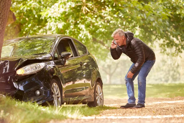 Gammal Man Bredvid Bilen Kraschade Trädet Inspektion Olyckor Skador Och — Stockfoto