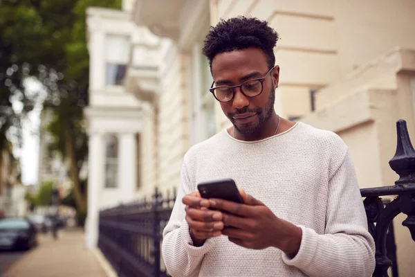 Vlogger Masculino Influenciador Social Ciudad Usando Teléfono Móvil Calle Para —  Fotos de Stock