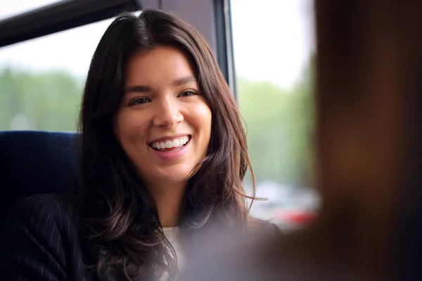 Twee Zakenvrouwen Pendelen Naar Het Werk Trein Praten Samen Het — Stockfoto