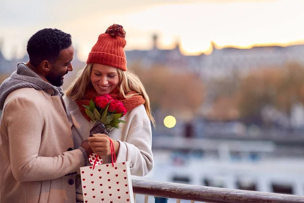 Coppia Autunno Autunno Incontro Appuntamento Città Con Uomo Dare Donna — Foto Stock