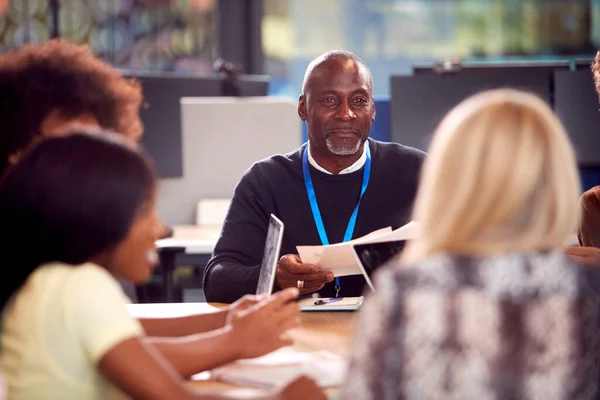 Studenti Universitari Universitari Seduti Intorno Tavolo Con Tutor Che Collaborano — Foto Stock