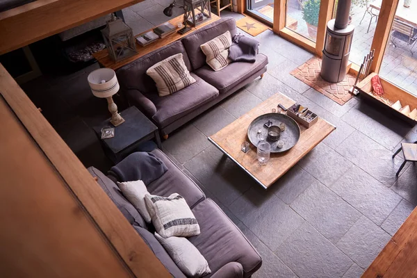 Modern Açık Planlı Bir Evde Kanepeli Masalı Bir Dairede Çekilen — Stok fotoğraf