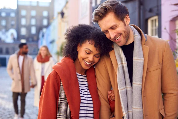 Multi Cultureel Paar Met Vrienden Wandelen Langs Residentiële City Street — Stockfoto