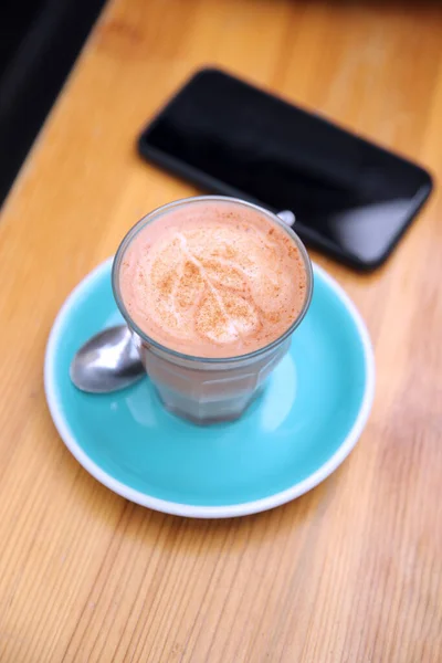 Primo Piano Tazza Caffè Telefono Cellulare Sul Tavolo Legno All — Foto Stock