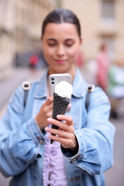 Mujer Joven Tomando Fotos Cono Helado Con Teléfono Móvil Para — Foto de Stock