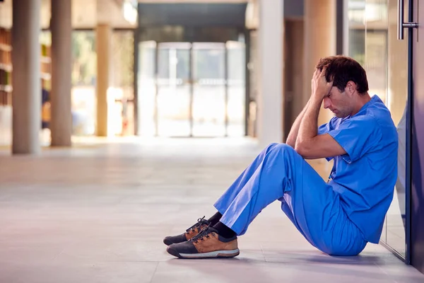 Trabajador Médico Cansado Sobrecargado Trabajo Exfoliantes Sentado Piso Del Pasillo —  Fotos de Stock