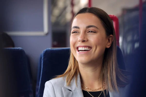 Mujer Negocios Sonriente Viajando Para Trabajar Tren Mirando Por Ventana —  Fotos de Stock