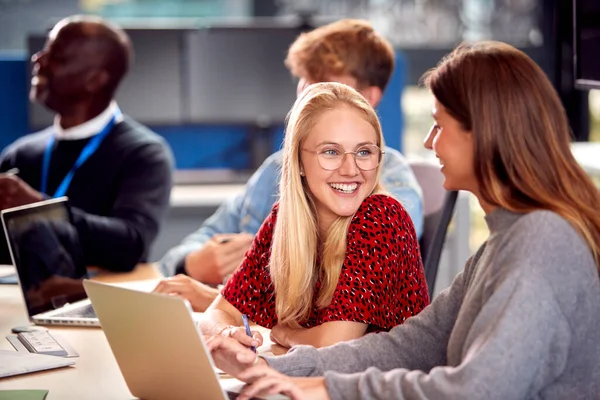 Estudiantes Universitarios Universitarios Sentados Alrededor Mesa Con Tutor Que Colabora — Foto de Stock