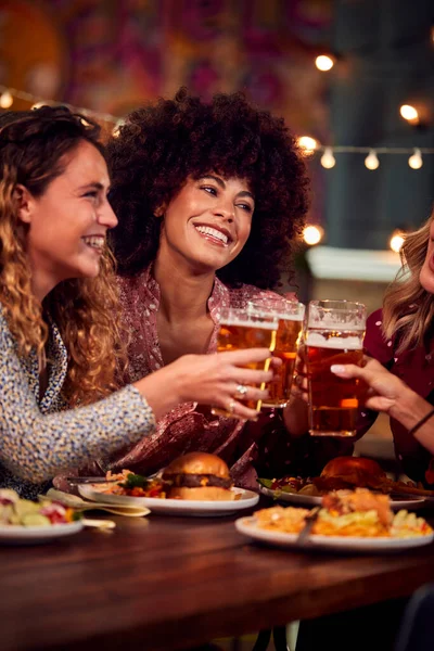 Multi Kulturális Csoport Női Barátok Élvezi Éjszakai Étkezés Ivás Étteremben — Stock Fotó