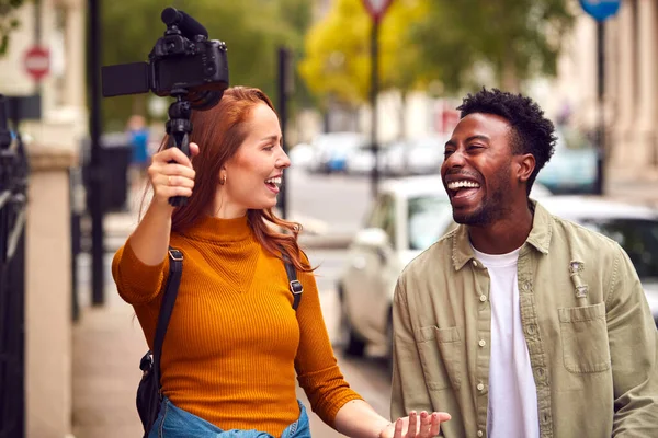 Unga Par Reser Genom Staden Tillsammans Vlogging Till Videokamera Handhållna — Stockfoto