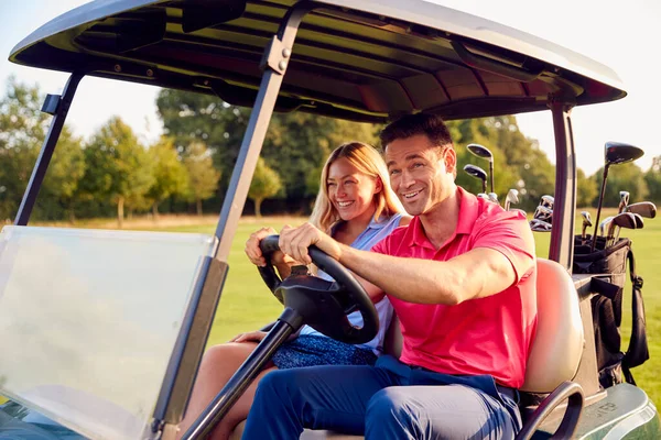 Pareja Conduciendo Buggy Jugando Ronda Golf Juntos —  Fotos de Stock