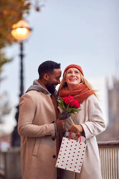 Paar Herfst Herfst Vergadering Datum Stad Met Man Geven Vrouw — Stockfoto