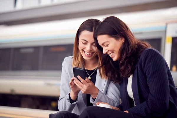 Gidip Gelen Kadınları Birlikte Cep Telefonuna Bakan Tren Istasyonunda Beklerler — Stok fotoğraf