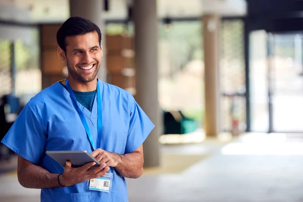 Mężczyzna Medyczny Pracownik Szorty Cyfrowy Tablet Szpitalu — Zdjęcie stockowe