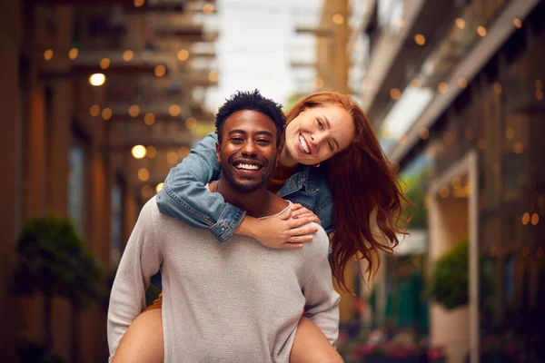 Portret Van Jong Paar Genieten Van Het Stadsleven Rubriek Voor — Stockfoto