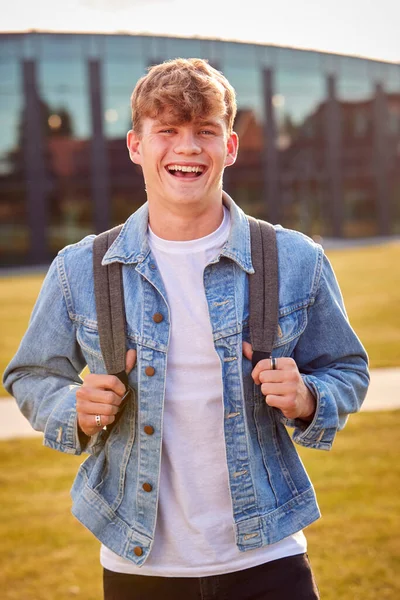 Portrait Étudiant Masculin Université Collège Debout Extérieur Par Bâtiment Moderne — Photo