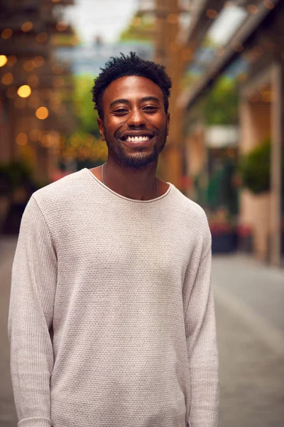 Retrato Hombre Joven Disfrutando Vida Ciudad Dirigiéndose Noche —  Fotos de Stock