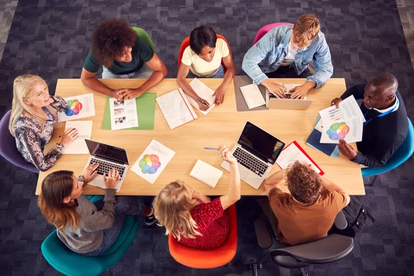 Overhead Skott Universitet Eller Högskola Studenter Sitter Runt Bordet Med — Stockfoto