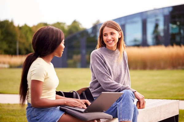 Studentinnen Die Draußen Auf Dem Campus Sitzen Reden Und Laptop — Stockfoto