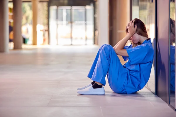 Moe Overwerkte Medische Werknemer Struiken Zittend Vloer Van Hospital Corridor — Stockfoto