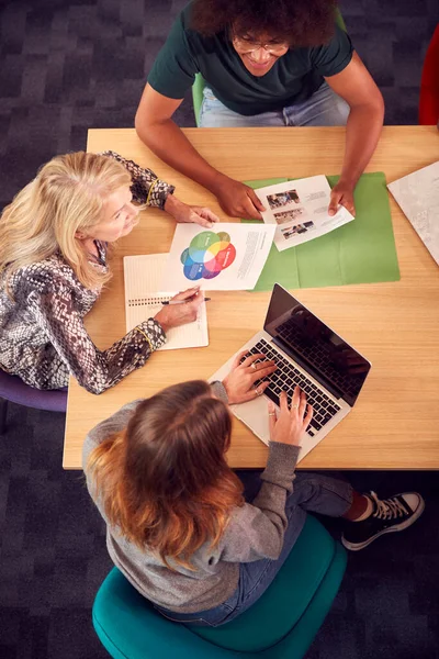 Colpo Testa Studenti Universitari Universitari Seduti Intorno Tavolo Con Tutor — Foto Stock