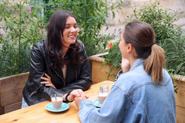 Mutlu Aynı Cinsiyetten Kadın Çiftler Buluşması Dışarıda Kahve Dükkanında Birlikte — Stok fotoğraf