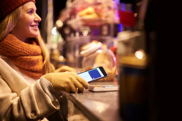 Kvinna Att Göra Kontaktlös Betalning Mobiltelefon Outdoor Market — Stockfoto