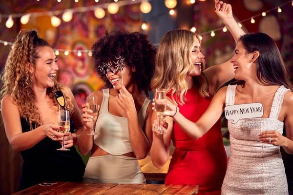 Grupo Multi Cultural Amigos Sexo Feminino Comemorando Noite Festa Ano — Fotografia de Stock