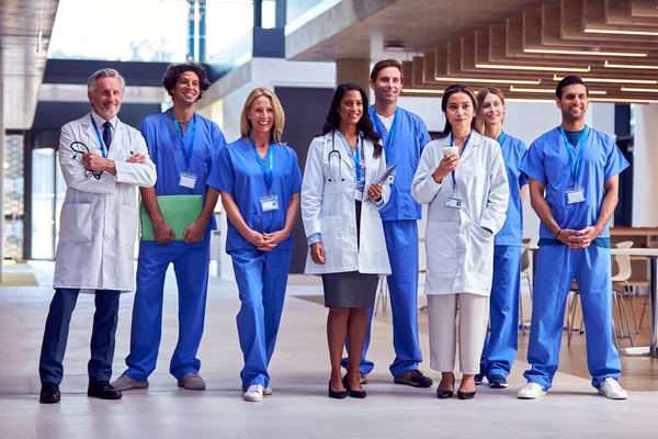 Retrato Del Equipo Médico Multicultural Con Uniforme Parado Dentro Del —  Fotos de Stock