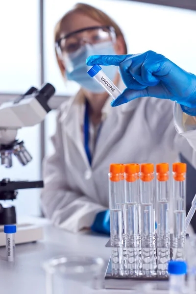 Female Lab Worker Wearing Ppe Research Vaccine Laboratory Microscope Holding — Stock fotografie