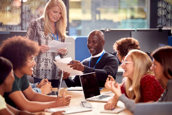 Studenti Universitari Universitari Seduti Intorno Tavolo Con Tutor Che Collaborano — Foto Stock