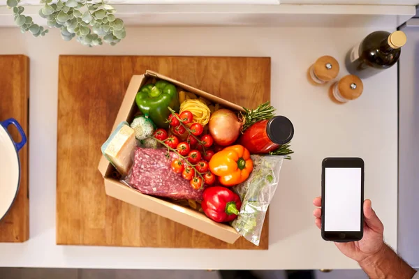 Mano Cocina Que Sostiene Teléfono Con Pantalla Blanco Para Equipo —  Fotos de Stock