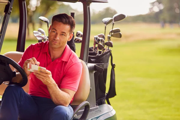 Muž Sedí Buggy Hrát Kolo Golf Kontrolu Skóre Karty — Stock fotografie