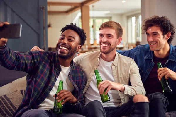 Gruppo Multiculturale Amici Maschi Seduti Sul Divano Casa Posa Selfie — Foto Stock