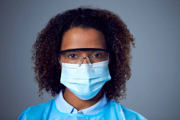 Ritratto Laboratorio Femminile Ppe Con Maschera Facciale Occhiali Sicurezza Guardando — Foto Stock