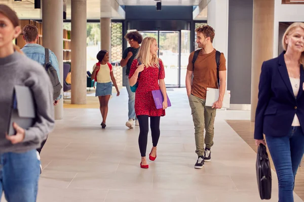 Yoğun Üniversite Üniversite Binasındaki Erkek Bayan Öğrenciler Koridorda Yürürken Konuşuyor — Stok fotoğraf