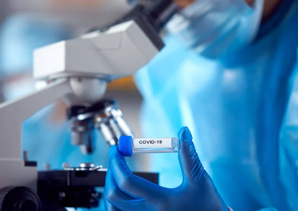 Nahaufnahme Einer Labormitarbeiterin Die Psa Covid Mit Mikroskop Erforscht — Stockfoto