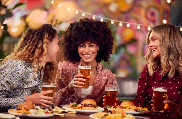 Grupo Multicultural Amigas Disfrutando Noche Comiendo Bebiendo Restaurante — Foto de Stock