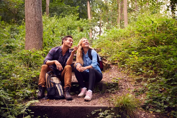 Couple Countryside Hiking Path Forest Sit Take Break Together — Stock Photo, Image