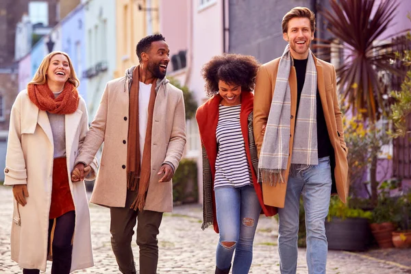 Pareja Multicultural Con Amigos Caminando Por Calle Residencial Ciudad Otoño —  Fotos de Stock