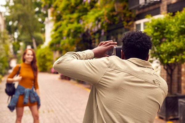 Mulher Posando Homem Tirando Fotos Câmera Como Casal Jovem Viajando — Fotografia de Stock