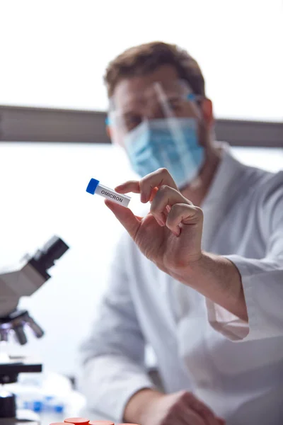 Male Lab Worker Wearing Ppe Researching Covid Omicron Variant Laboratory — Stock Photo, Image