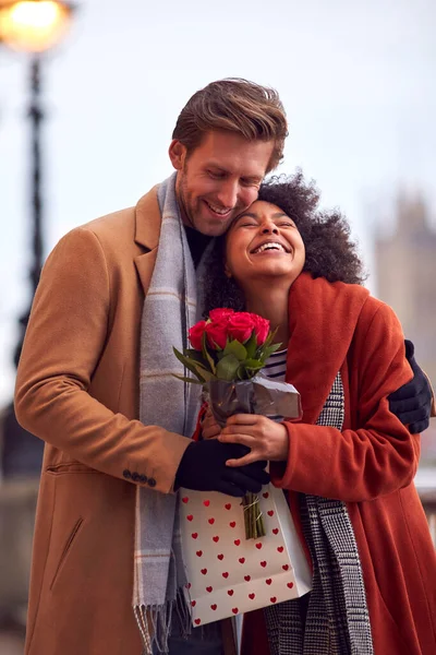 秋のカップルや秋の出会い市内で男と花の花束を与える — ストック写真