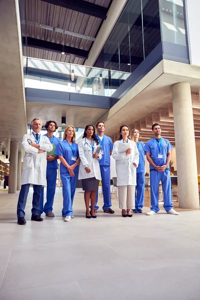 Retrato Del Equipo Médico Multicultural Con Uniforme Parado Dentro Del —  Fotos de Stock