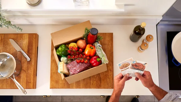 Sobrecarga Del Hombre Cocina Que Sostiene Las Tarjetas Receta Para — Foto de Stock