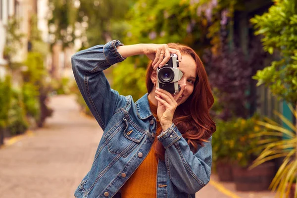 Mujer Joven Ciudad Tomando Fotos Cámara Digital Para Publicar Las — Foto de Stock