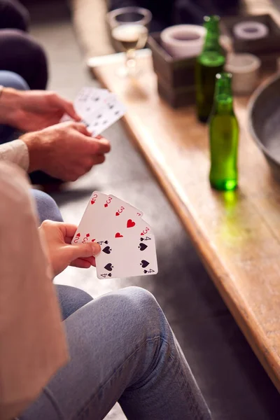 Närbild Människan Hemma Spelar Kort Med Vänner Spel Natt — Stockfoto