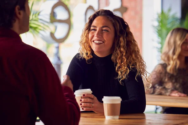 Couple Sur Réunion Date Parler Table Dans Café — Photo